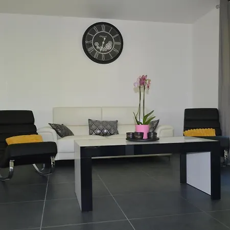 Holiday home Chic Vanilla Home, Maison Moderne Entre Annecy Et Geneve